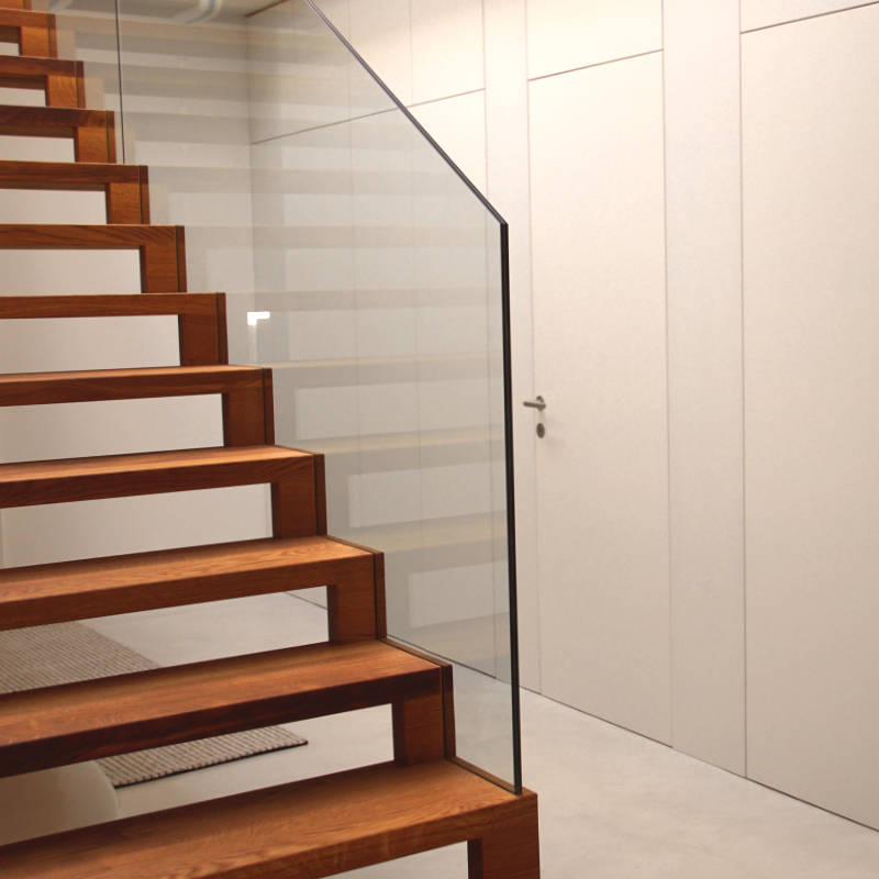 Referenzbild: Schwebende Treppe aus Eichenholz und Interieurausbau komplett
