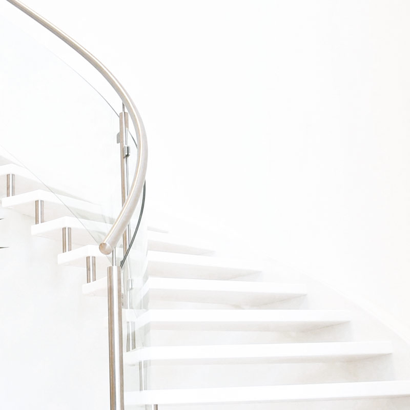 Referenzbild: Designtreppe ganz in Weiss mit Nirosta/Glas Geländer