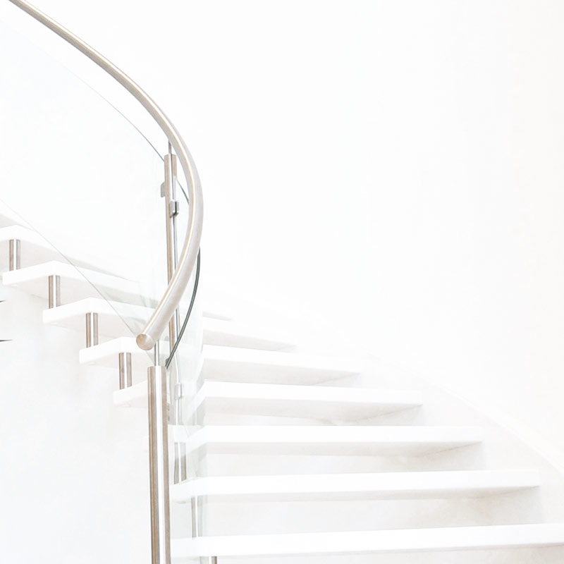 Referenzbild: Designtreppe ganz in Weiss mit Nirosta/Glas Geländer